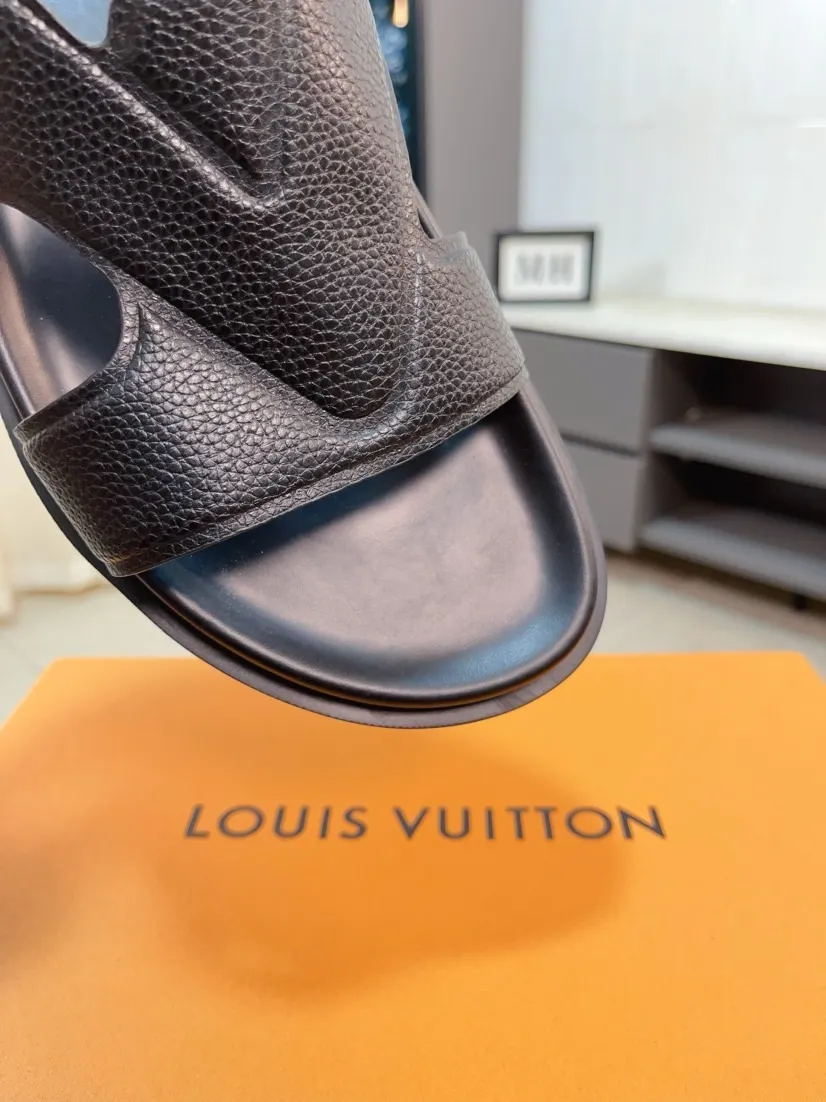 Men's shoes💰300🌹🌹【LV】Multi-color new men's slippers, original top-quality version, original special cowhide with pebbled embossing➕sheepskin on the inner and side, non-slip combination sole, more stable walking, more comfortable and lightweight, high-end and generous, size: 38~44